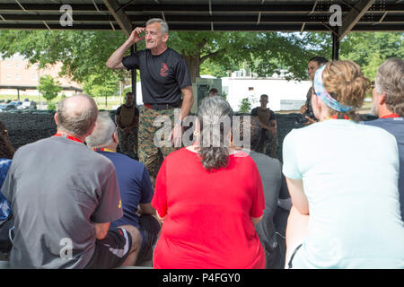 QUANTICO, Virginie - Le Lieutenant-colonel marin à la retraite Joseph Shusko guerrier enseigne l'éthique pour les éducateurs au cours de recrutement du Corps des Marines de la commande 2018 éducateurs et les principaux chefs de Base du Corps des marines à bord Atelier Quantico, Virginie, le 20 juin. L'atelier établit des relations mutuellement bénéfiques entre les agents de sélection des agents et les éducateurs. L'atelier a été créé dans les efforts visant à développer des compétences en leadership et en savoir plus sur les possibilités de carrière dans le Corps des Marines. Shusko est le directeur de la Marine Corps Arts Martiaux Centre d'excellence. (U.S. Marine Corps photo par Lance Cpl. Mitchell Colly Banque D'Images