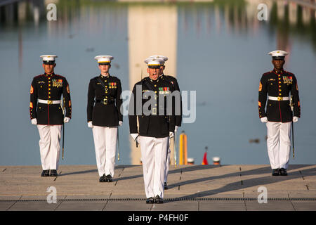 L'Adjudant-chef 2 Richard Woodall, défilé de l'adjudant, appelle une commande pendant une parade au coucher du soleil mardi au Lincoln Memorial, Washington D.C., le 19 juin 2018. L'invité d'honneur pour le défilé a été Vice-amiral. Octavio Trejo Hermida, le Mexique, l'Attaché naval et l'accueil a été officiel Brig. Le général Dmitri Henry, directeur de l'intelligence. (Official U.S. Marine Corps photo par le Sgt. Robert Knapp/libérés) Banque D'Images