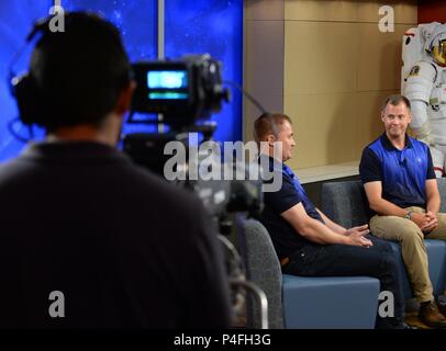 Alexey Ovchinin, russe Roscosmos cosmonaute, et le colonel Nick Haye, l'astronaute de la NASA, de discuter de leur prochain voyage vers la Station spatiale internationale, au cours d'une conférence de presse au Centre spatial Johnson à Houston, le 18 juin 2018. Les deux parcours seront à l'ISS le 11 octobre 2018, à bord du vaisseau Soyouz Roscosmos MS-10, lancé à partir de cosmodrome de Baïkonour au Kazakhstan. (U.S. Air Force photo de Tech. Le Sgt. R.J. Biermann) Banque D'Images