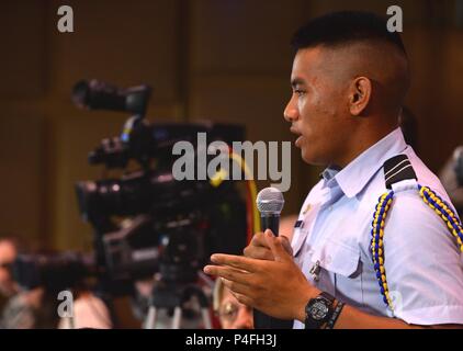 Air Force Reserve Officer Training Corps cadets posent des questions pour le colonel Nick Haye, l'astronaute de la NASA, au cours d'une conférence de presse au Centre spatial Johnson à Houston, le 18 juin 2018, pour discuter de sa prochaine visite à la Station spatiale internationale. La Haye et Alexey Ovchinin, russe Roscosmos cosmonaute, vous voyage vers l'ISS le 11 octobre 2018, à bord du vaisseau Soyouz Roscosmos MS-10, lancé à partir de cosmodrome de Baïkonour au Kazakhstan. (U.S. Air Force photo de Tech. Le Sgt. R.J. Biermann) Banque D'Images