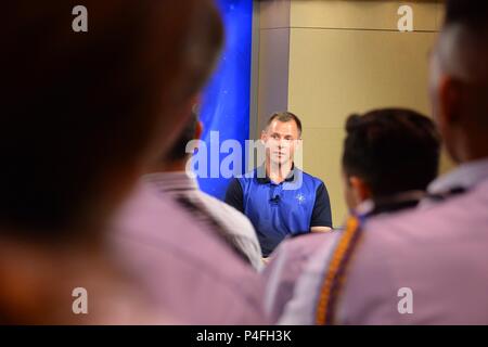 Le colonel Nick Haye, l'astronaute de la NASA, parle de sa prochaine visite à la Station spatiale internationale, au cours d'une conférence de presse au Centre spatial Johnson à Houston, le 18 juin 2018. La Haye et Alexey Ovchinin, russe Roscosmos cosmonaute, vous voyage vers l'ISS le 11 octobre 2018, à bord du vaisseau Soyouz Roscosmos MS-10, lancé à partir de cosmodrome de Baïkonour au Kazakhstan. (U.S. Air Force photo de Tech. Le Sgt. R.J. Biermann) Banque D'Images