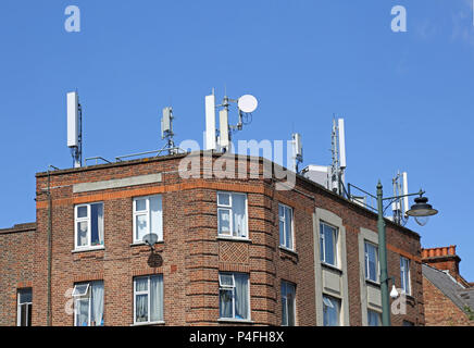 Antenne de téléphonie mobile sur le toit d'un immeuble résidentiel à Tulse Hill, South London, UK Banque D'Images