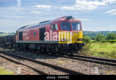 Locomotive tirant Diesel wagons vides Banque D'Images