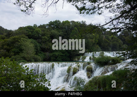 Vue d'une des nombreuses cascades dans le parc national de Krka, Croatie Banque D'Images