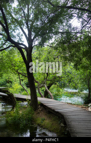 Vue d'un sentier en bois à travers les rivières de parc national de Krka, Croatie Banque D'Images