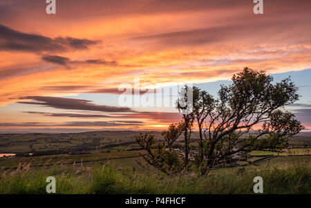 Coucher de soleil magnifiques couleurs dans l'Aire Valley près de Silsden Banque D'Images