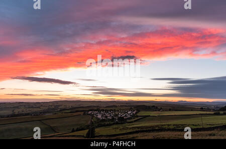 Coucher de soleil magnifiques couleurs dans l'Aire Valley près de Silsden Banque D'Images