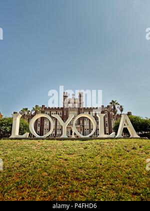 Loyola signe devant l'Université catholique de Loyola Banque D'Images