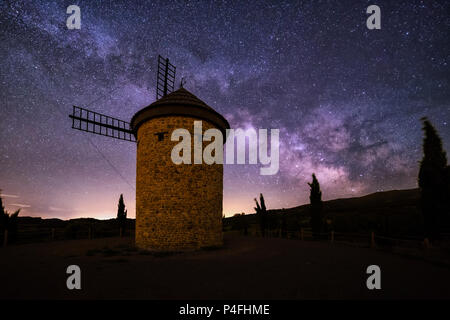 Voie Lactée sur Molino de Ocon moulin en La Rioja, Espagne Banque D'Images