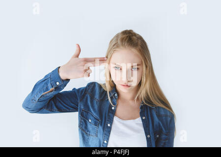 Portrait of teen girl visant à la main et de la tête à la caméra à isolated on white Banque D'Images