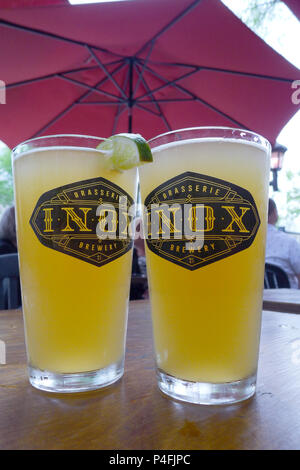 Deux pintes de bière de blé sur une table à l'Inox pub sur Grande Allée à Québec Banque D'Images