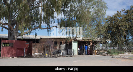 L'Afrique rurale en bordure de la place de l'alimentation ou les hommes noirs avec shebeen dans un parking à proximité de Mahikeng, Province du Nord-Ouest, Afrique du Sud Banque D'Images