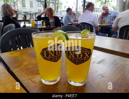 Deux pintes de bière de blé sur une table à l'Inox pub sur Grande Allée à Québec Banque D'Images