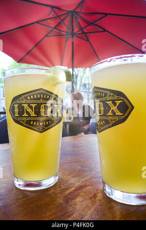 Deux pintes de bière de blé sur une table à l'Inox pub sur Grande Allée à Québec Banque D'Images
