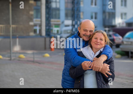 Européen mature couple walking on street au beau temps au printemps. Spanding amoureux du temps ensemble. Banque D'Images