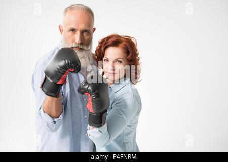 Couple sérieux en gants de boxe, isolated on white Banque D'Images