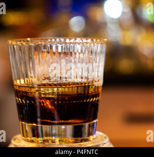 Black Russian est un cocktail de vodka et de la liqueur de café. Traditionnellement, la boisson est faite en versant la vodka sur glace ou dans une vieille glace fissurée Banque D'Images