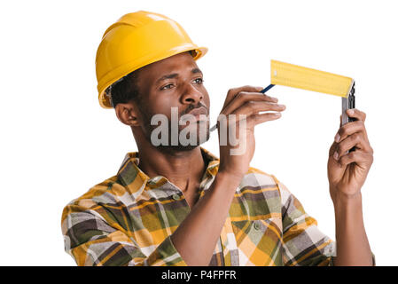 L'accent african american builder avec outil de mesure isolated on white Banque D'Images