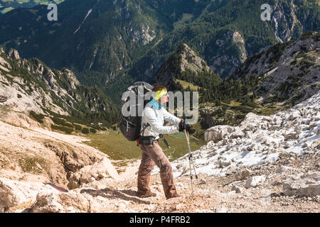 Bénéficiant d'un randonneur vue du haut de la montagne Banque D'Images