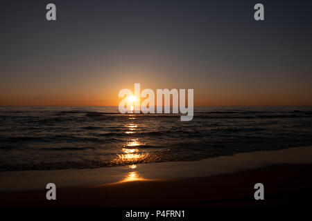 Coucher du soleil vu de la mer du Nord, au Danemark. plage Hitshals Banque D'Images