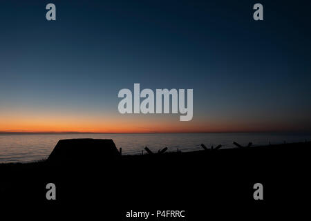 La seconde guerre mondiale, deux défenses donnent sur un coucher du soleil, de la mer du Nord, au Danemark. Hirtshals Banque D'Images