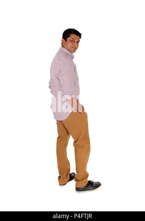 Un beau moyen age homme debout dans une chemise à carreaux avec ses mains en poche, looking at camera, isolée pour fond blanc Banque D'Images