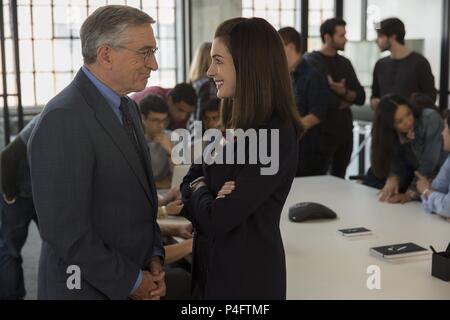 Titre original : le stagiaire. Titre en anglais : le stagiaire. Directeur de film : NANCY MEYERS. Année : 2015. Stars : Robert De Niro, Anne Hathaway. Credit : WAVERLY FILMS / Album Banque D'Images