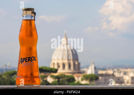 ROME, ITALIE - Le 18 juin 2018 : une bouteille d'Aperol spritz. La boisson est un cocktail à base de vin servis à l'apéritif en Italie Banque D'Images