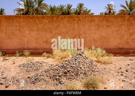 Un vieux cimetière juif abandonné à Beni Hayoun, Maroc. Tombes sont simplement marqués d'un tas de pierres Banque D'Images