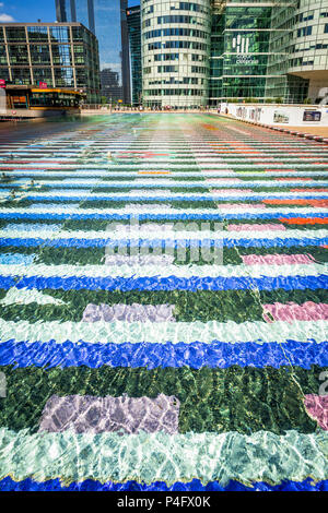 'Fontaine Monumentale' par artiste israélien Yaacov Agam. Cette fontaine est couvert de carreaux de mosaïque et se trouve dans la zone de la Défense à Paris, France Banque D'Images