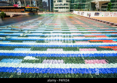 'Fontaine Monumentale' par artiste israélien Yaacov Agam. Cette fontaine est couvert de carreaux de mosaïque et se trouve dans la zone de la Défense à Paris, France Banque D'Images