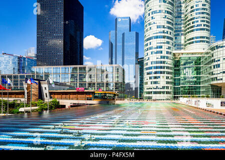 'Fontaine Monumentale' par artiste israélien Yaacov Agam. Cette fontaine est couvert de carreaux de mosaïque et se trouve dans la zone de la Défense à Paris, France Banque D'Images