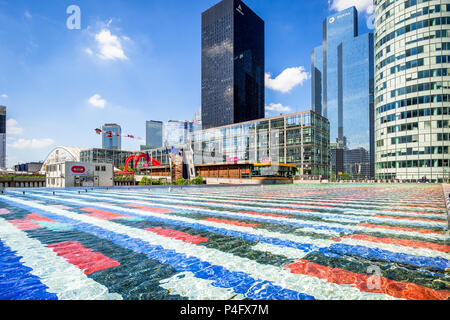 'Fontaine Monumentale' par artiste israélien Yaacov Agam. Cette fontaine est couvert de carreaux de mosaïque et se trouve dans la zone de la Défense à Paris, France Banque D'Images