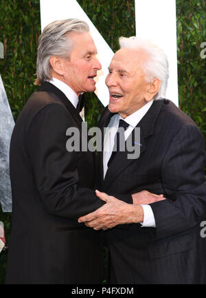 Michael Douglas, Kirk Douglas arrive à la Vanity Fair Oscar Party Hosted by Graydon Carter à Sunset Towers Hotel de West Hollywood, Californie le 26 février 2012. © Digital / MediaPunch Banque D'Images