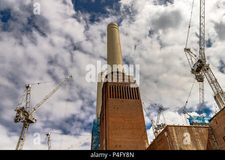 La construction se poursuit sur la Battersea Power Station, un réaménagement €9 milliards pour régénérer l'ancienne centrale électrique et Landmark London Banque D'Images