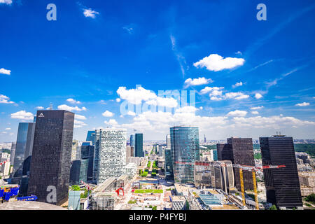 Vue depuis le haut de la Grande Arche à l'intérieur de la zone de défense de Paris, France qui abrite un musée en plein air. Banque D'Images