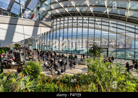 Le jardin du ciel, une galerie d'observation publique au sommet de 20 Fenchurch Street , également connu sous le nom de Walkie Talkie Building, dans la ville de Londres, Royaume-Uni Banque D'Images