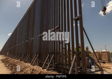 Plus d'une nouvelle clôture est érigée le long de la frontière mexicaine à Calexico, ou Mexicali au Mexique. Trump a promis un mur le long de la frontière. Banque D'Images