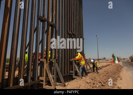 Plus d'une nouvelle clôture est érigée le long de la frontière mexicaine à Calexico, ou Mexicali au Mexique. Trump a promis un mur le long de la frontière. Banque D'Images