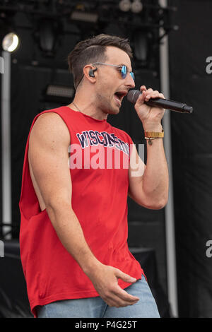 Oshkosh, Wisconsin, USA. 21 Juin, 2018. RUSSELL DICKERSON au cours de pays USA Music Festival à Ford Festival Park à Oshkosh, Wisconsin Crédit : Daniel DeSlover/ZUMA/Alamy Fil Live News Banque D'Images