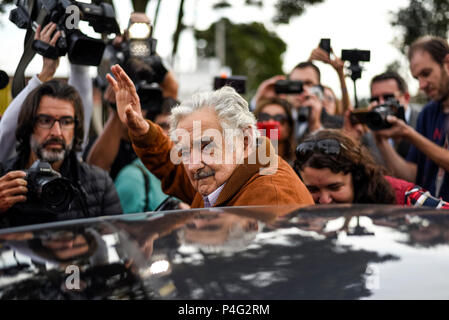 Curitiba, Brésil. 21 juin 2018 Jose Mujica (C), ex-président de l'Uruguay, de quitter la prison où l'ancien chef de l'Etat brésilien Lula da Silva est en ce moment au moment de servir. Lula est en train de purger une peine de douze ans de prison pour corruption. Il est dit avoir accepté la rénovation d'un appartement de luxe d'une entreprise de construction. Lula rejette les accusations. Il se considère comme victime d'un complot ourdi par les politiciens de droite, le ministère de la Justice et des médias et appelle lui-même un prisonnier politique. Il a pour objectif d'exécuter pour la plus haute fonction du pays durant la prochaine presidentia Banque D'Images