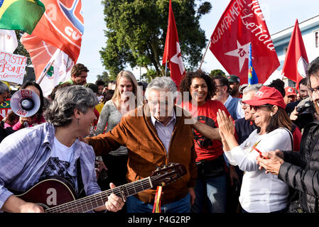 Curitiba, Brésil. 21 juin 2018 Jose Mujica (c), ex-président de l'Uruguay, de l'accueil des partisans de l'ancien chef de l'Etat brésilien Lula da Silva peu avant lui rendre visite en prison. Lula est en train de purger une peine de douze ans de prison pour corruption. Il est dit avoir accepté la rénovation d'un appartement de luxe d'une entreprise de construction. Lula rejette les accusations. Il se considère comme victime d'un complot ourdi par les politiciens de droite, le ministère de la Justice et des médias et appelle lui-même un prisonnier politique. Il a pour objectif d'exécuter pour la plus haute fonction du pays au cours de la prochaine p Banque D'Images