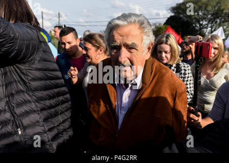 Curitiba, Brésil. 21 juin 2018 Jose Mujica (C), ex-président de l'Uruguay, en face de la prison où l'ancien chef de l'Etat brésilien Lula da Silva est en ce moment au moment de servir. Lula est en train de purger une peine de douze ans de prison pour corruption. Il est dit avoir accepté la rénovation d'un appartement de luxe d'une entreprise de construction. Lula rejette les accusations. Il se considère comme victime d'un complot ourdi par les politiciens de droite, le ministère de la Justice et des médias et appelle lui-même un prisonnier politique. Il a pour objectif d'exécuter pour la plus haute fonction du pays au cours de la prochaine présidence Banque D'Images