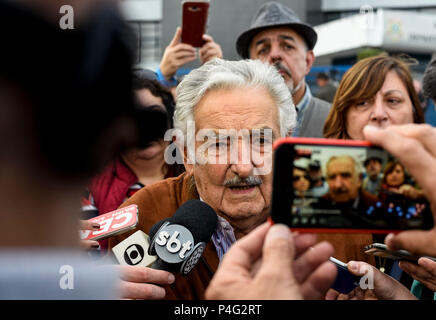 Curitiba, Brésil. 21 juin 2018 Jose Mujica (C), ex-président de l'Uruguay, parlant avec les journalistes après sa visite en prison de l'ancien chef de l'Etat brésilien Lula da Silva. Lula est en train de purger une peine de douze ans de prison pour corruption. Il est dit avoir accepté la rénovation d'un appartement de luxe d'une entreprise de construction. Lula rejette les accusations. Il se considère comme victime d'un complot ourdi par les politiciens de droite, le ministère de la Justice et des médias et appelle lui-même un prisonnier politique. Il a pour objectif d'exécuter pour la plus haute fonction du pays au cours de la prochaine présidence Banque D'Images