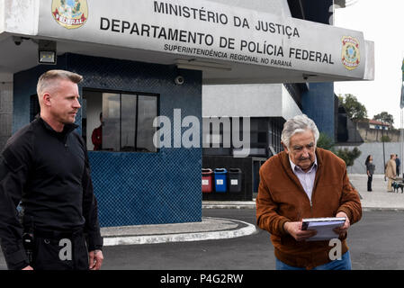 Curitiba, Brésil. 21 juin 2018 Jose Mujica (r), ex-président de l'Uruguay, de quitter la prison où l'ancien chef de l'Etat brésilien Lula da Silva est en ce moment au moment de servir. Lula est en train de purger une peine de douze ans de prison pour corruption. Il est dit avoir accepté la rénovation d'un appartement de luxe d'une entreprise de construction. Lula rejette les accusations. Il se considère comme victime d'un complot ourdi par les politiciens de droite, le ministère de la Justice et des médias et appelle lui-même un prisonnier politique. Il a pour objectif d'exécuter pour la plus haute fonction du pays durant la prochaine presidentia Banque D'Images