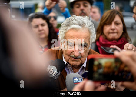 Curitiba, Brésil. 21 juin 2018 Jose Mujica (C), ex-président de l'Uruguay, parlant avec les journalistes après sa visite en prison de l'ancien chef de l'Etat brésilien Lula da Silva. Lula est en train de purger une peine de douze ans de prison pour corruption. Il est dit avoir accepté la rénovation d'un appartement de luxe d'une entreprise de construction. Lula rejette les accusations. Il se considère comme victime d'un complot ourdi par les politiciens de droite, le ministère de la Justice et des médias et appelle lui-même un prisonnier politique. Il a pour objectif d'exécuter pour la plus haute fonction du pays au cours de la prochaine présidence Banque D'Images