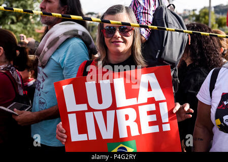 Curitiba, Brésil. 21 juin 2018 "Libre Lula !' écrit sur un panneau porté par un partisan de l'ancien chef de l'Etat brésilien Lula da Silva. Un groupe de partisans ont attendu avant la prison où Lula est en ce moment au moment de servir. Lula est en train de purger une peine de douze ans de prison pour corruption. Il est dit avoir accepté la rénovation d'un appartement de luxe d'une entreprise de construction. Lula rejette les accusations. Il se considère comme victime d'un complot ourdi par les politiciens de droite, le ministère de la Justice et des médias et appelle lui-même un prisonnier politique. Il a pour objectif d'exécuter pour le plus haut Banque D'Images