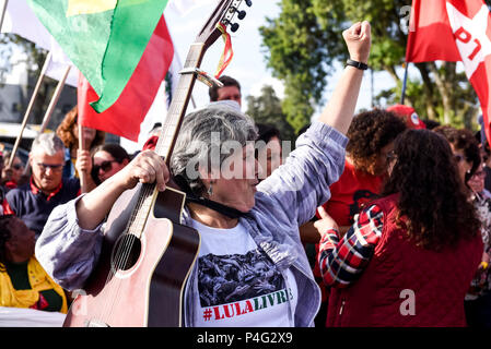 Curitiba, Brésil. 21 juin 2018 Les partisans de l'ancien chef de l'Etat brésilien Lula da Silva lui montrant l'assistance avant la prison où il est en détention. Lula est en train de purger une peine de douze ans de prison pour corruption. Il est dit avoir accepté la rénovation d'un appartement de luxe d'une entreprise de construction. Lula rejette les accusations. Il se considère comme victime d'un complot ourdi par les politiciens de droite, le ministère de la Justice et des médias et appelle lui-même un prisonnier politique. Il a pour objectif d'exécuter pour la plus haute fonction du pays durant les prochaines élections présidentielles en Oct Banque D'Images