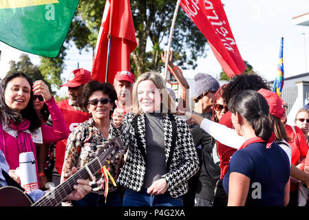 Curitiba, Brésil. 21 juin 2018 Gleisi Hoffmann (C), présidente du Parti des travailleurs, debout avec les partisans du parti avant la prison où l'ancien chef de l'Etat brésilien Lula da Silva est au moment de servir. Lula est en train de purger une peine de douze ans de prison pour corruption. Il est dit avoir accepté la rénovation d'un appartement de luxe d'une entreprise de construction. Lula rejette les accusations. Il se considère comme victime d'un complot ourdi par les politiciens de droite, le ministère de la Justice et des médias et appelle lui-même un prisonnier politique. Il a pour objectif d'exécuter pour la plus haute fonction du fil Banque D'Images