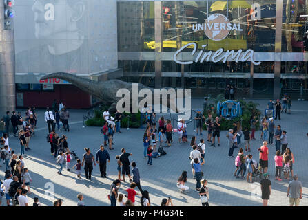 Los Angeles, USA. 21 Juin, 2018. Les gens visitent un géant Tyrannosaurus rex statue à Universal CityWalk à Los Angeles, États-Unis, le 21 juin 2018. Pour la promotion de l'examen préalable du nouveau film 'Jurassic World : Fallen Kingdom' sur les salles de cinéma universel, un colossal 3-ton Tyrannosaurus rex, une Gyrosphere original movie prop, ainsi que de costumes originaux, sont affichés pour public à Universal CityWalk. Credit : Zhao Hanrong/Xinhua/Alamy Live News Banque D'Images